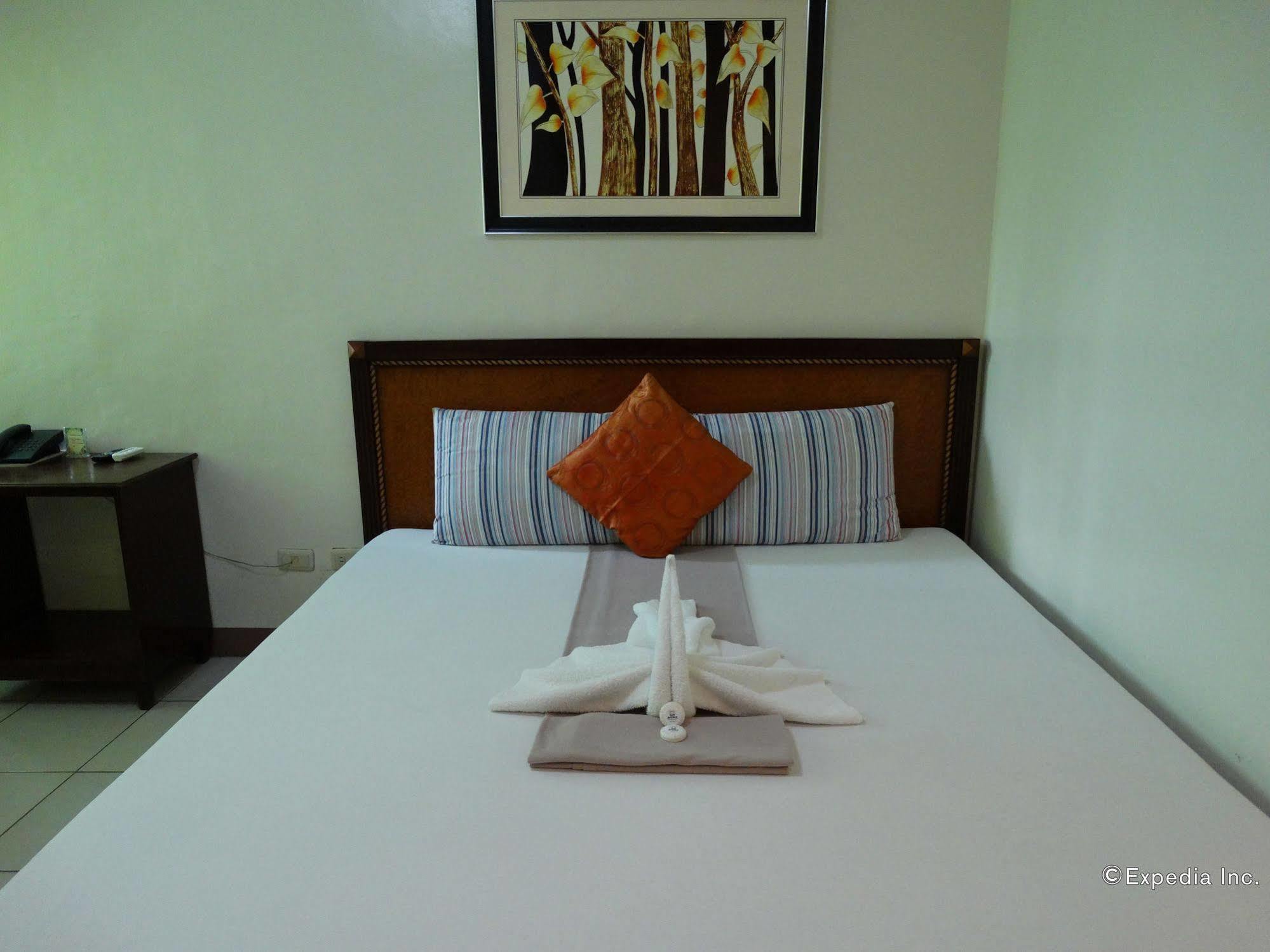 Sun Avenue Tourist Inn & Cafe Tagbilaran City Bagian luar foto